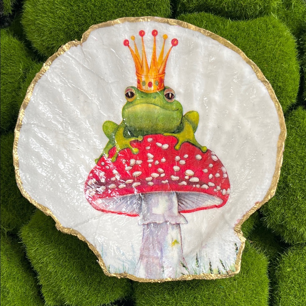 Ring/Trinket Dish Frog on Mushroom Scallop Shell - Picture 1 of 1